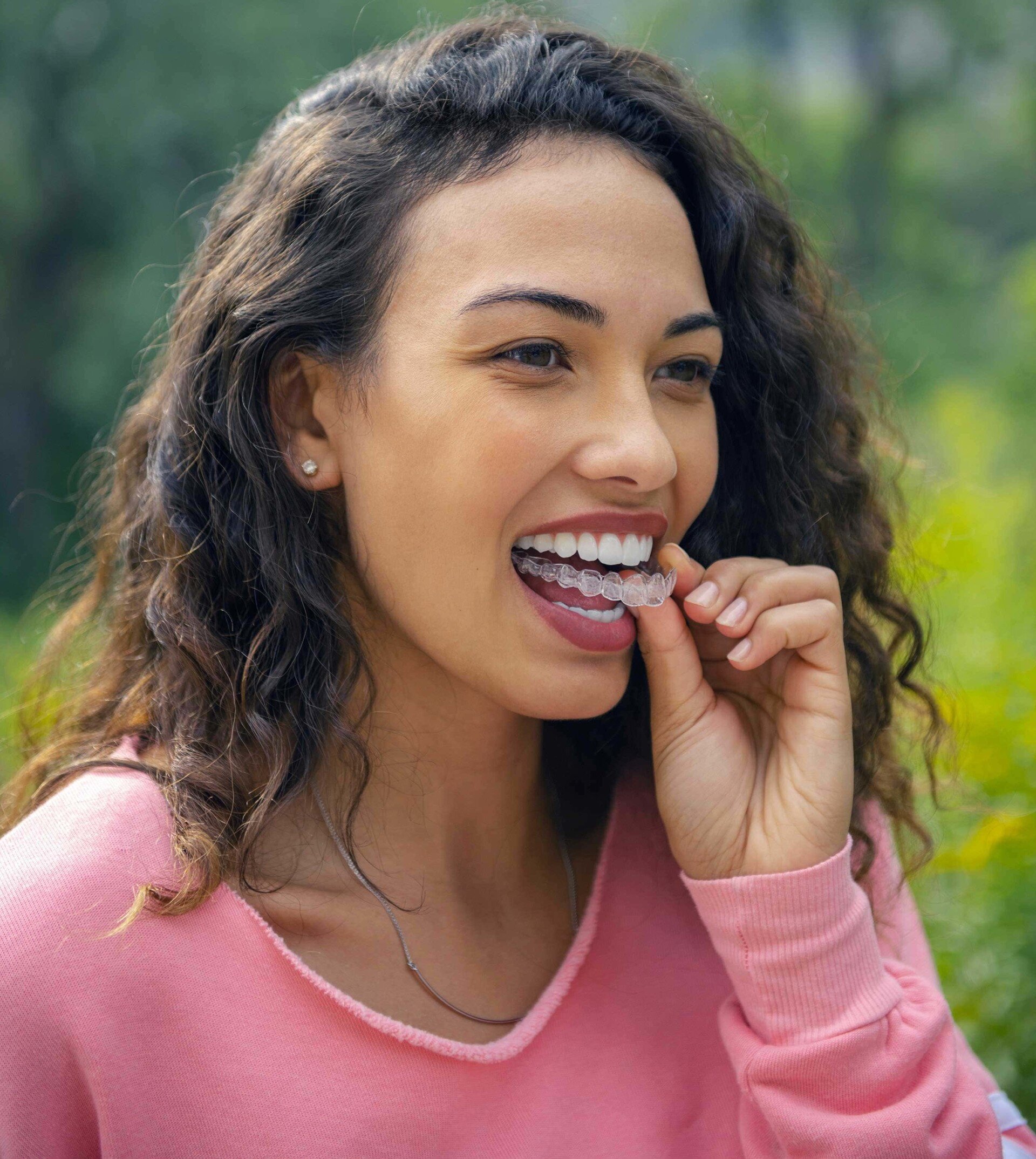Smile Institute - Blog - Invisalign® – a láthatatlan fogszabályzás felnőtteknek