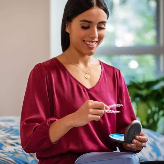 Smile Institute - Blog - Invisalign® – a láthatatlan fogszabályzás felnőtteknek