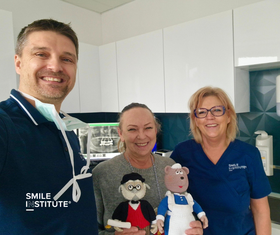 Cecília, az egyik kedves páciensünk két mesefigurát készített nekünk a legendás Dr. Bubó rajzfilmből, és személyesen adta át őket a rendelőben. Cecília, az egyik kedves páciensünk két mesefigurát készített nekünk a legendás Dr. Bubó rajzfilmből, és személyesen adta át őket a rendelőben.